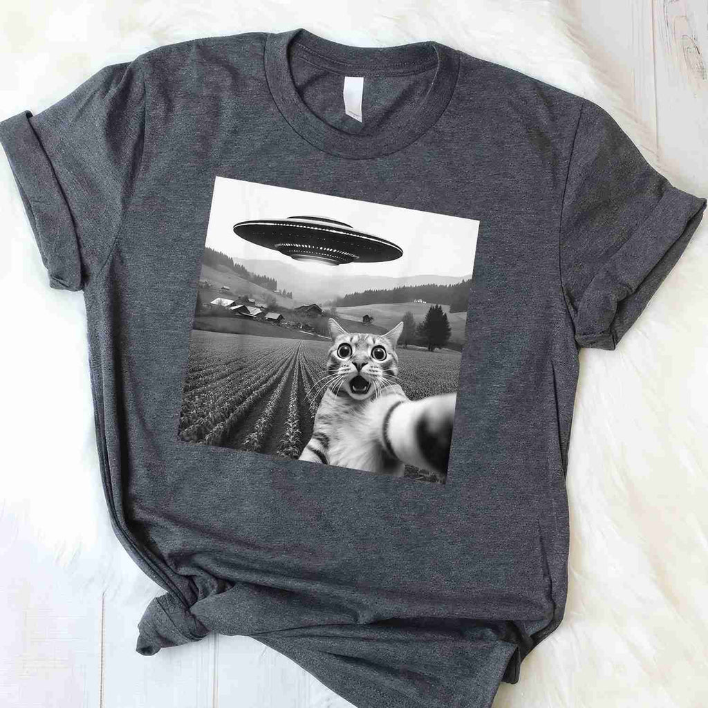 Funny Cat Selfie Tee with Alien UFO Graphic T-Shirt for Adults Men Women Unisex Cat Lover Gift