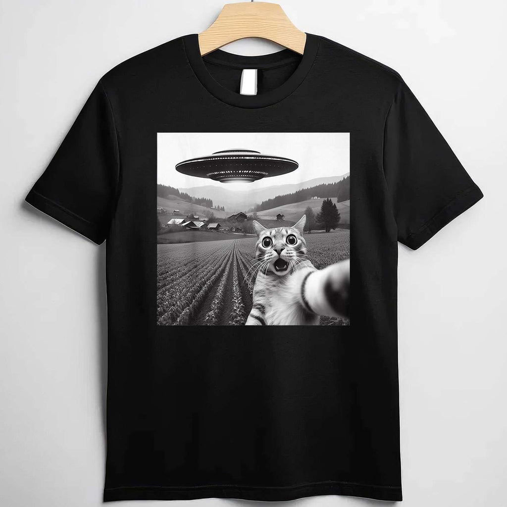 Funny Cat Selfie Tee with Alien UFO Graphic T-Shirt for Adults Men Women Unisex Cat Lover Gift