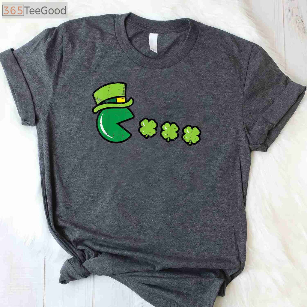 St Patrick’s Day Eating Shamrock Retro Gamer T-Shirt for Men Boys Kids