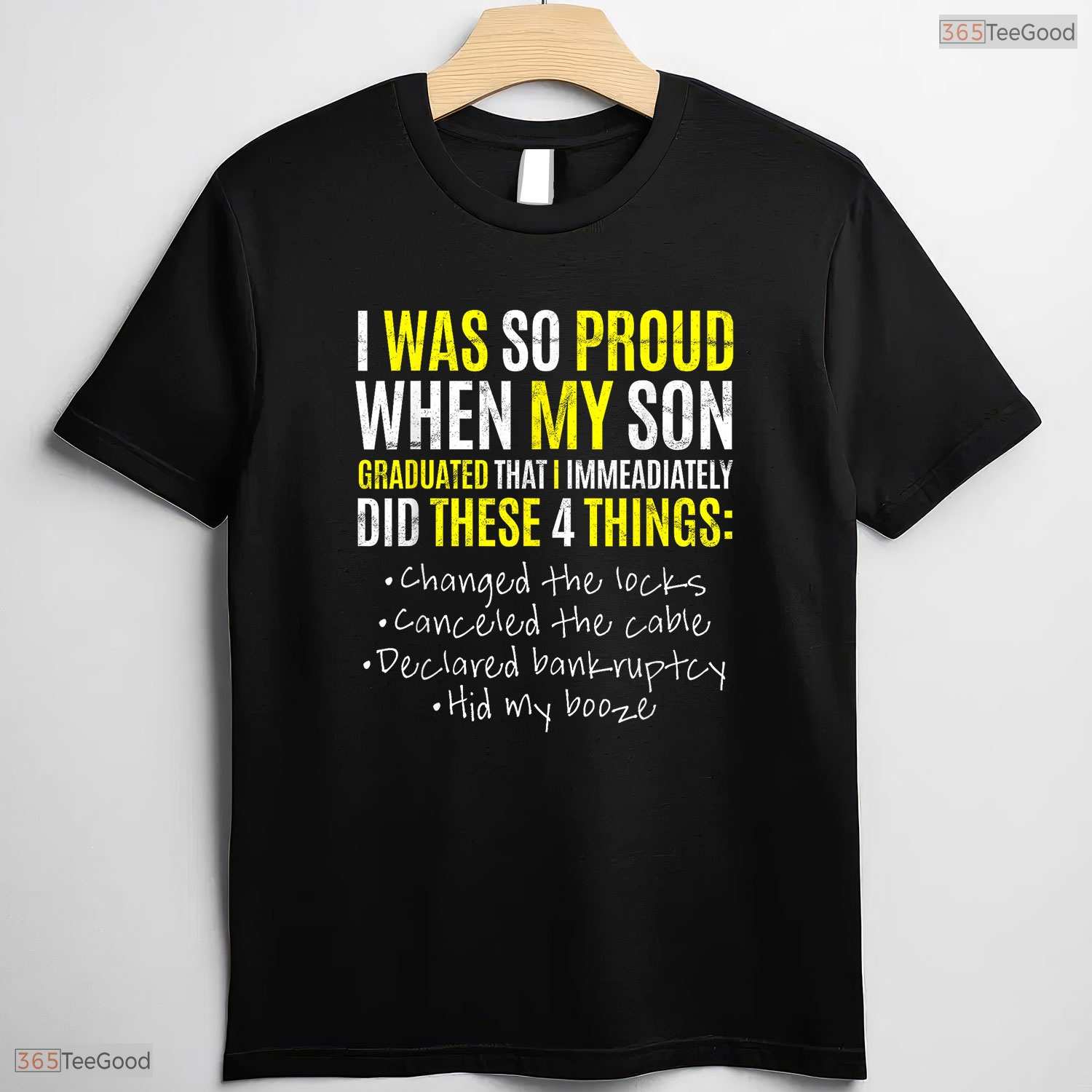 Proud Mom And Dad Of A College Graduate Funny University Ceremony Family T-Shirt