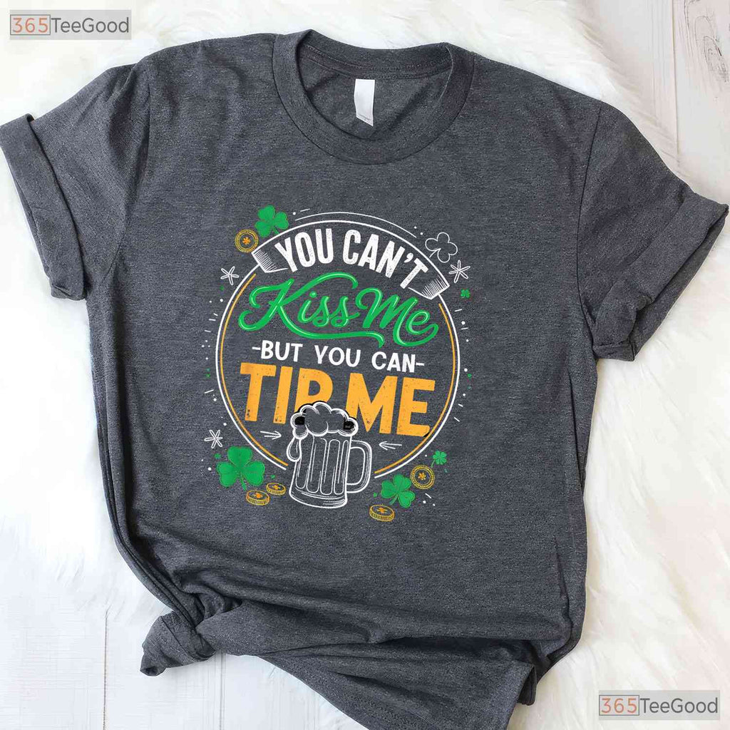 Vintage Shamrock Waitress Bartender St Patricks Day T-Shirt Server Crew