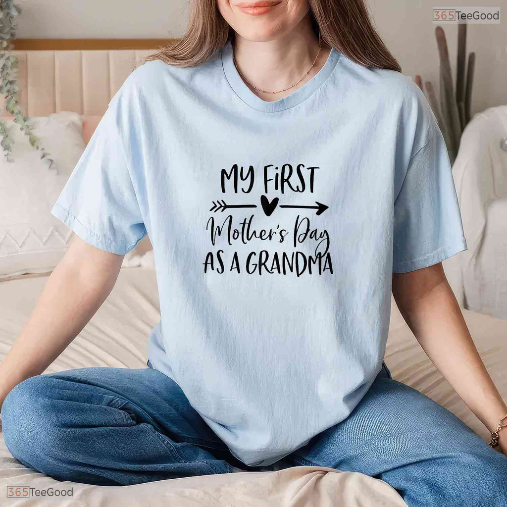 First Mothers Day Grandma New Grandma Gift T-Shirt For Mothers Day Present