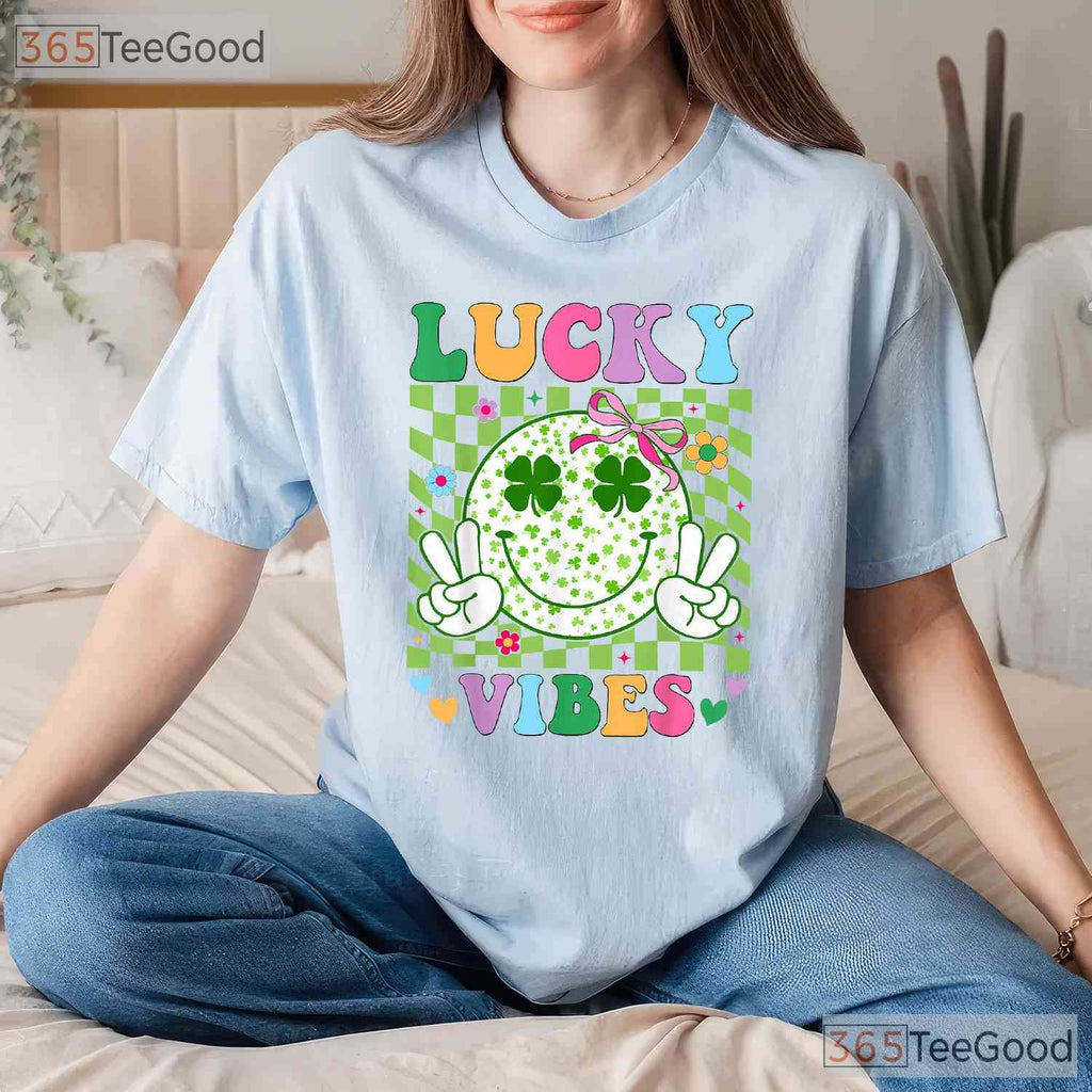 Groovy Lucky Vibes Shamrock St Patricks Day T-Shirt Retro Women Girls