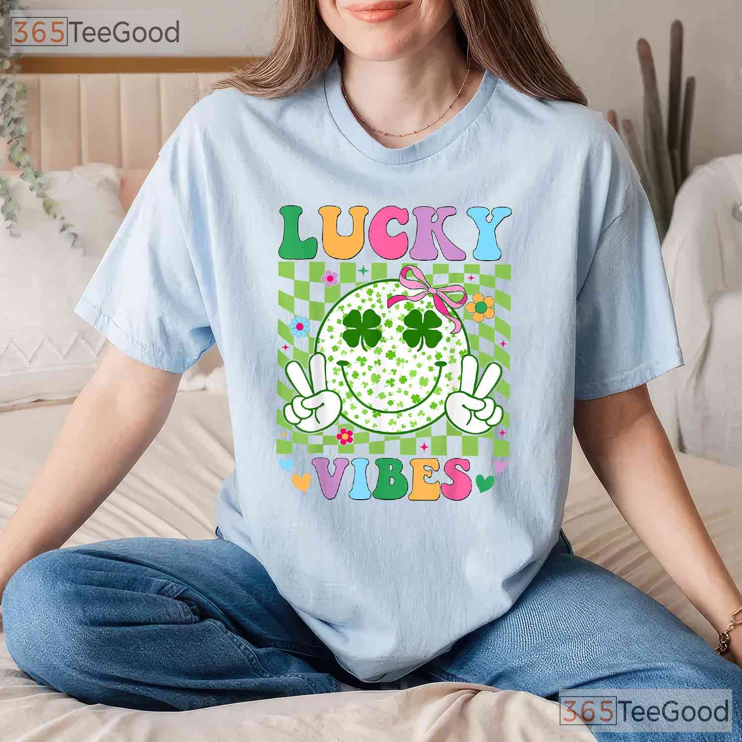 Groovy Lucky Vibes Shamrock St Patricks Day T-Shirt Retro Women Girls