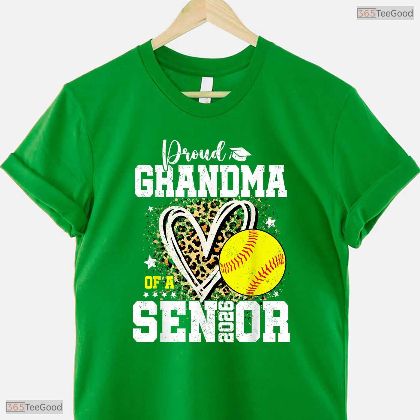 Proud Grandma Of A 2026 Senior Softball Player Graduate Sports Family T-Shirt