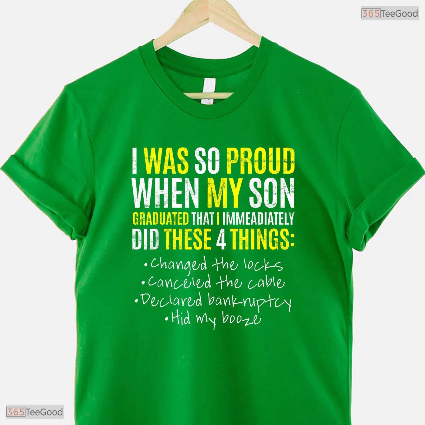 Proud Mom And Dad Of A College Graduate Funny University Ceremony Family T-Shirt
