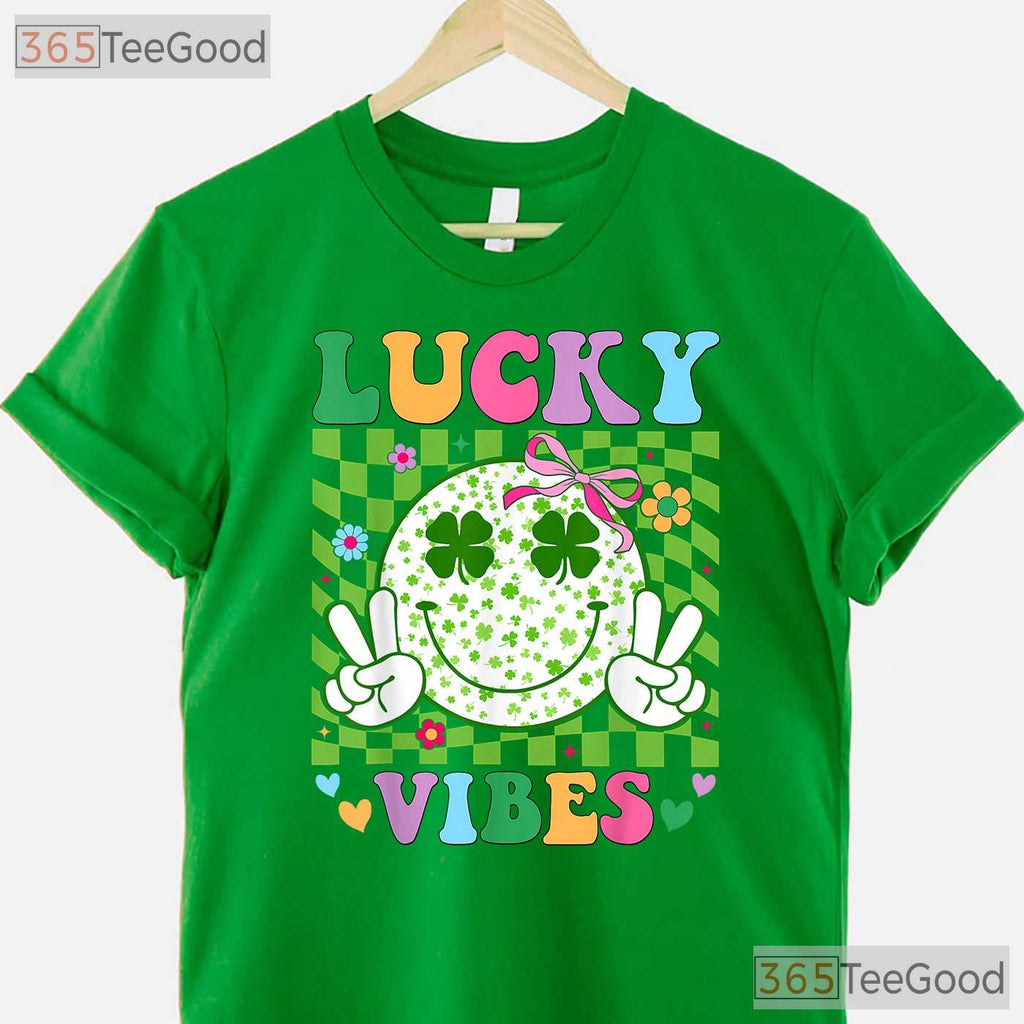 Groovy Lucky Vibes Shamrock St Patricks Day T-Shirt Retro Women Girls
