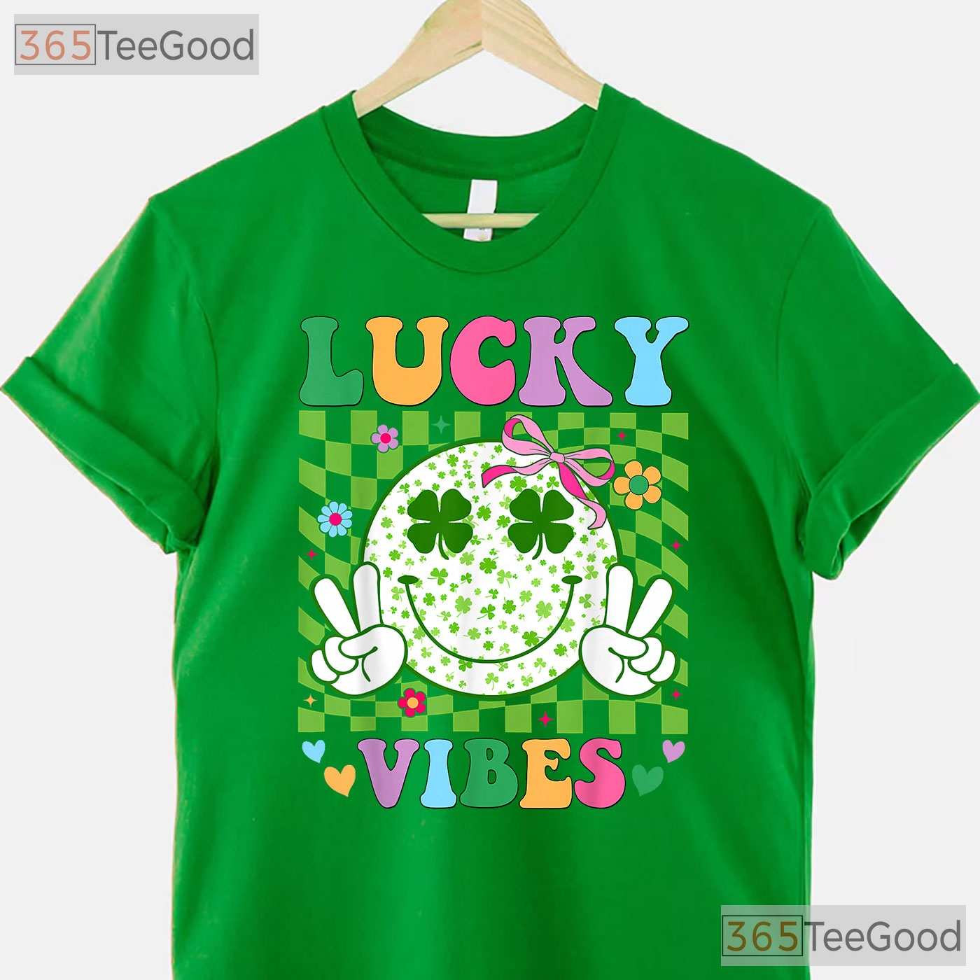 Groovy Lucky Vibes Shamrock St Patricks Day T-Shirt Retro Women Girls