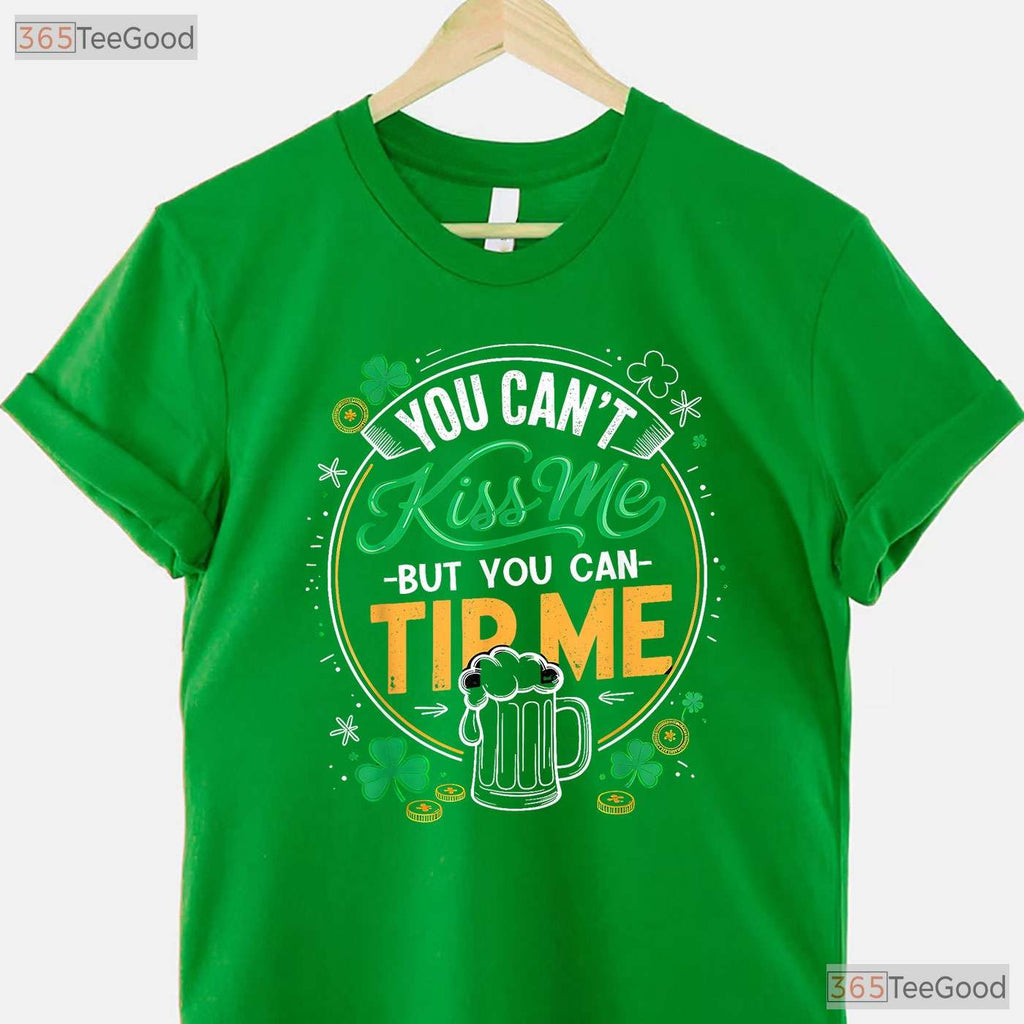 Vintage Shamrock Waitress Bartender St Patricks Day T-Shirt Server Crew