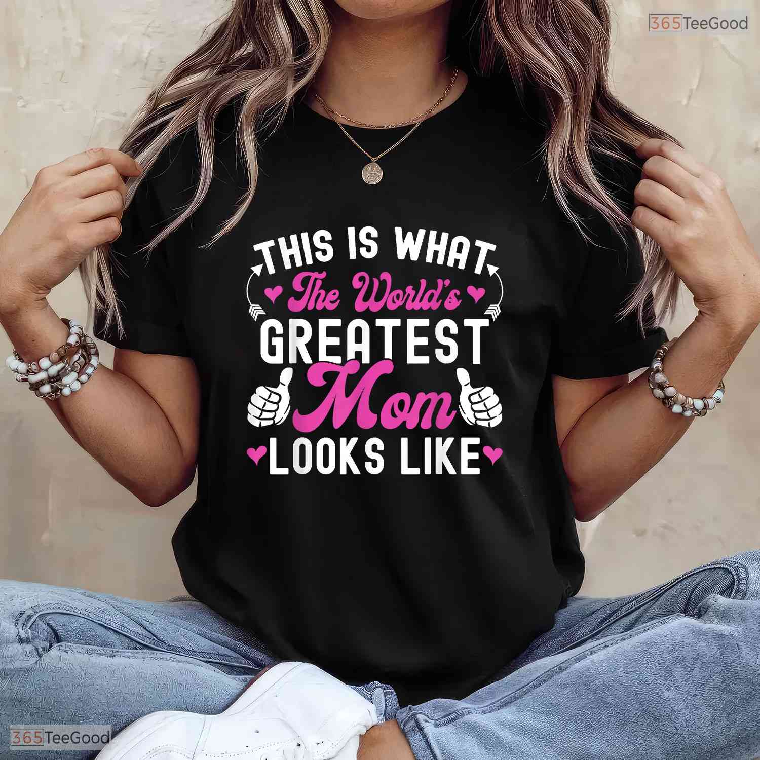 This Is What The Worlds Greatest Mom Looks Like Mothers Day T-Shirt Gift Idea