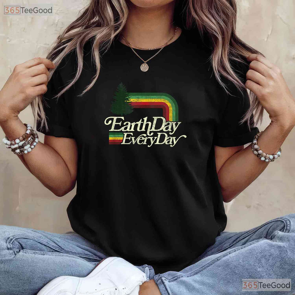 Cute Earth Day Everyday Retro Vintage T-Shirt 70s Style Distressed Planet Graphic