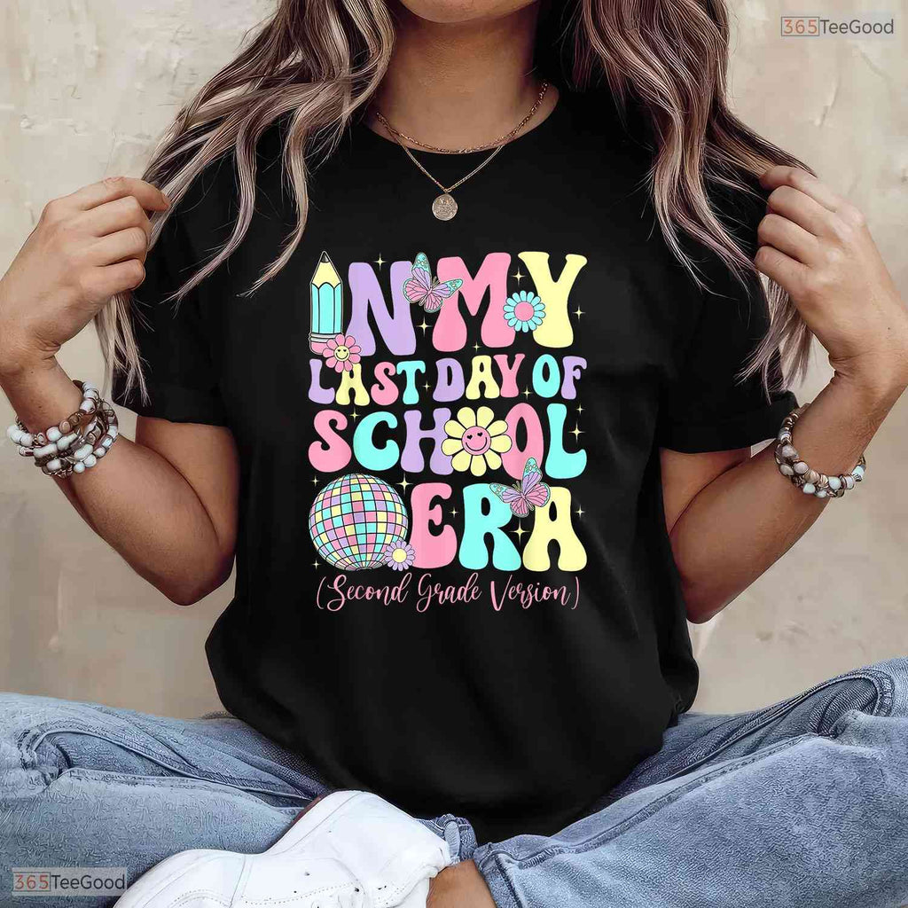 Retro Groovy In My Last Day Of School Era Second Grade Graduation Kids T-Shirt