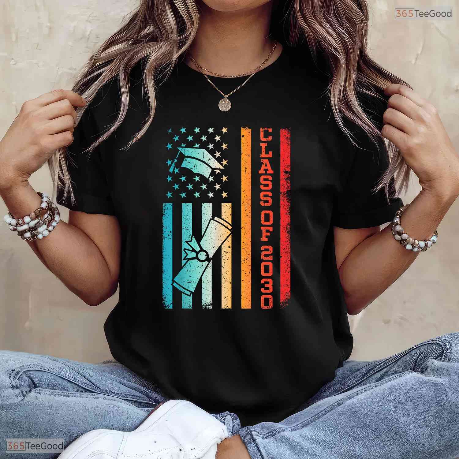 Vintage Class Of 2030 Graduation Back To School USA Flag Patriotic Youth T-Shirt