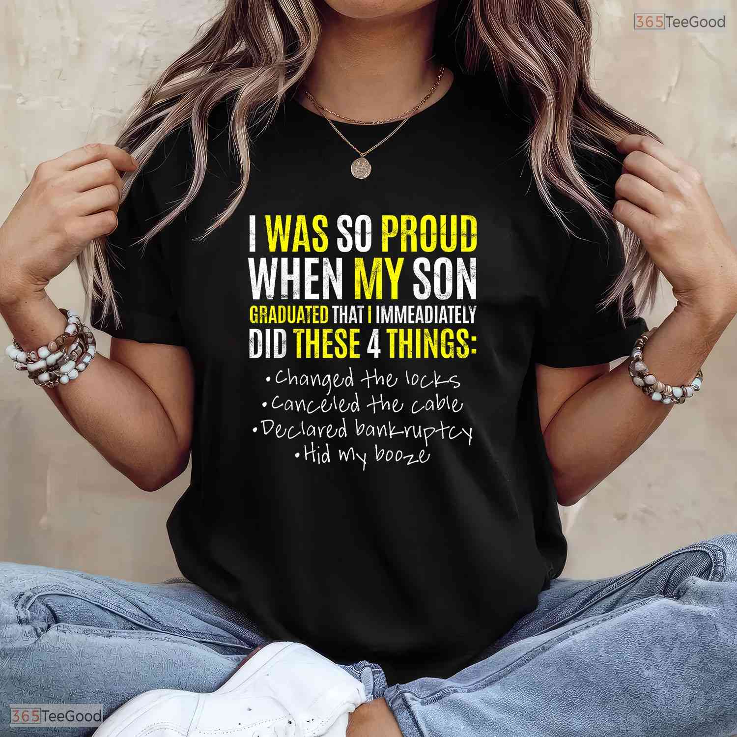 Proud Mom And Dad Of A College Graduate Funny University Ceremony Family T-Shirt