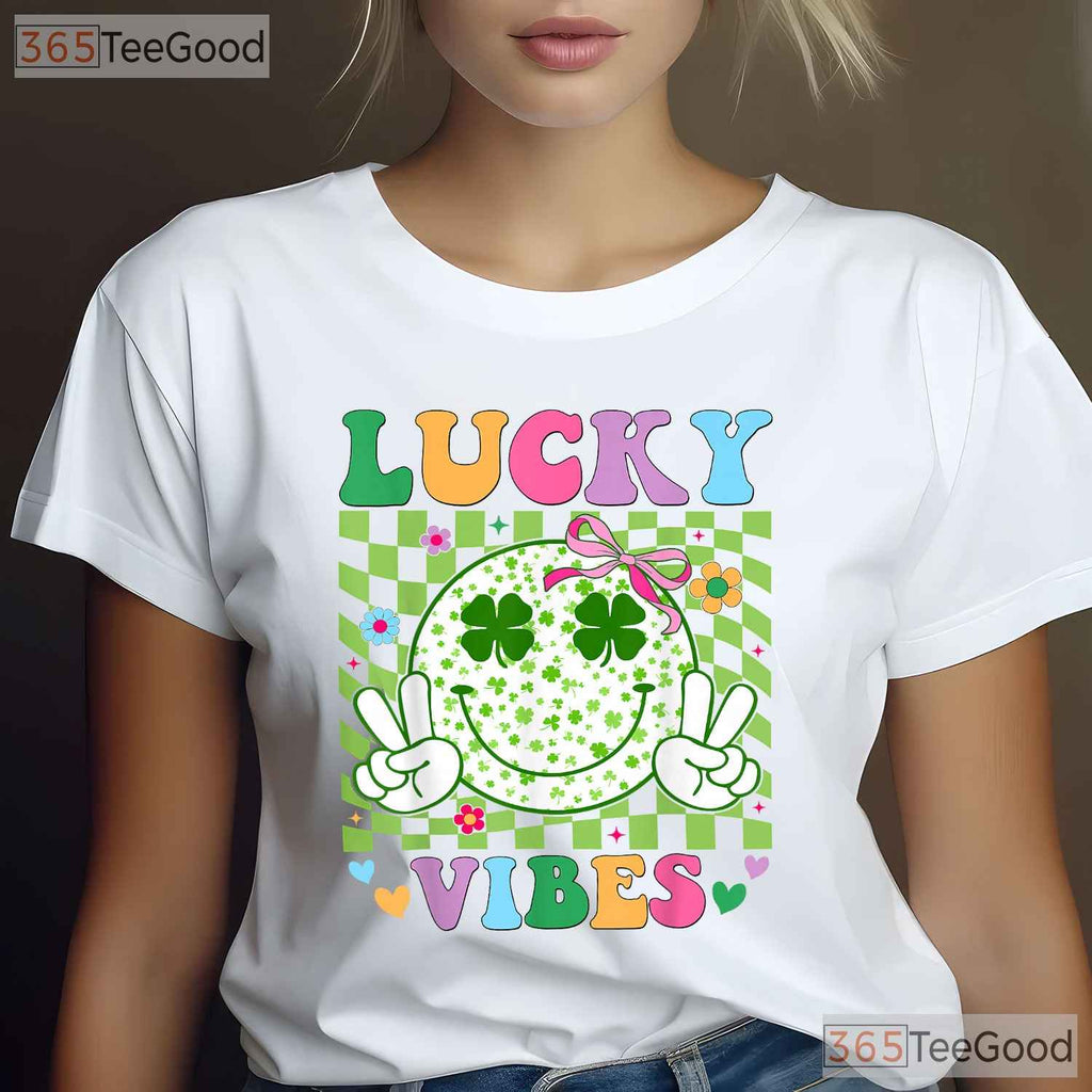 Groovy Lucky Vibes Shamrock St Patricks Day T-Shirt Retro Women Girls