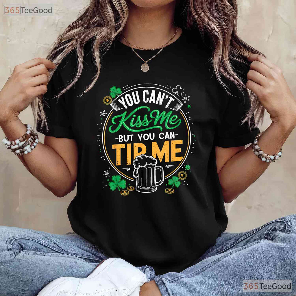 Vintage Shamrock Waitress Bartender St Patricks Day T-Shirt Server Crew