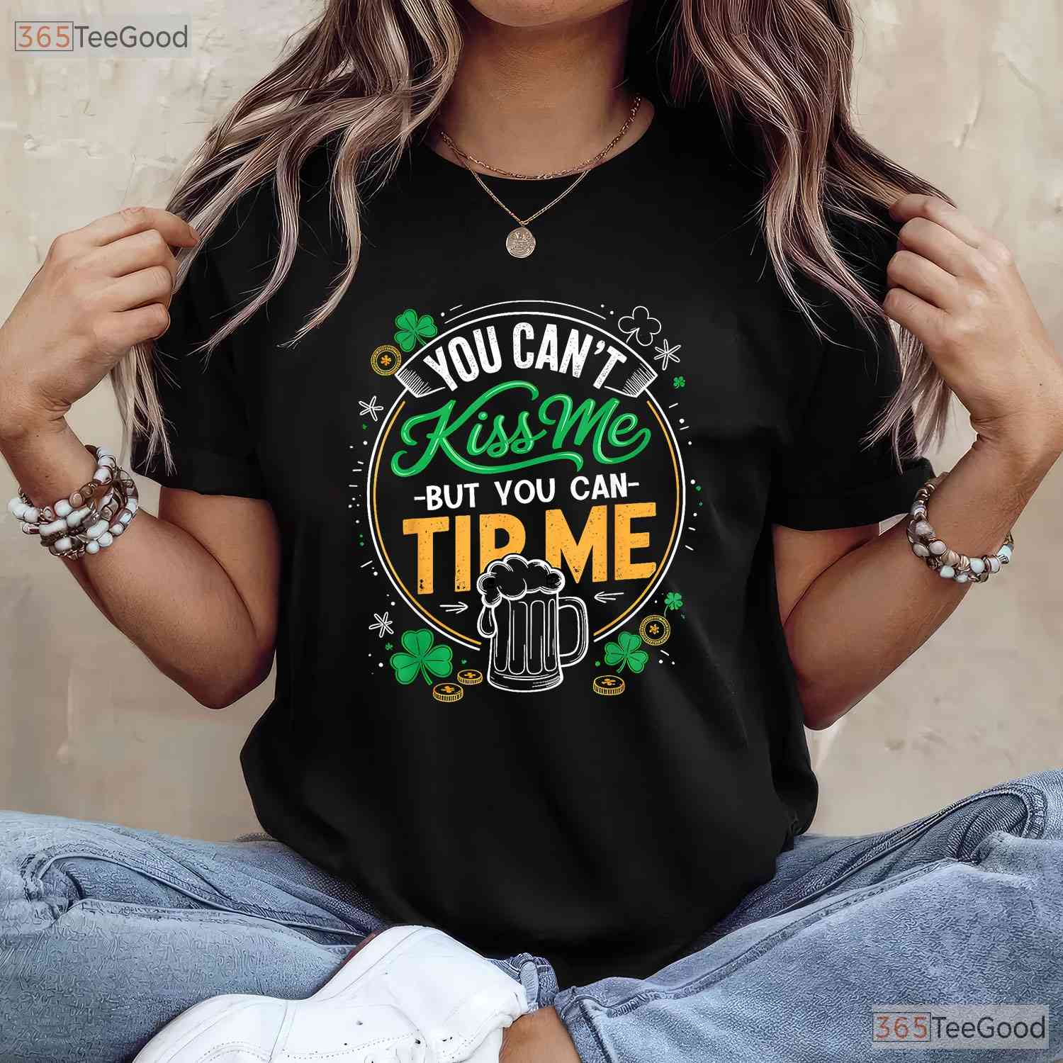 Vintage Shamrock Waitress Bartender St Patricks Day T-Shirt Server Crew