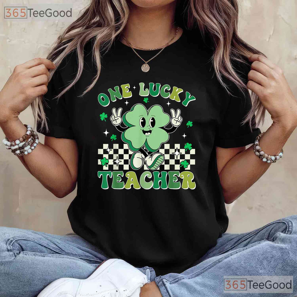 Retro Groovy One Lucky Teacher St Patricks Day T-Shirt Smiley Face School