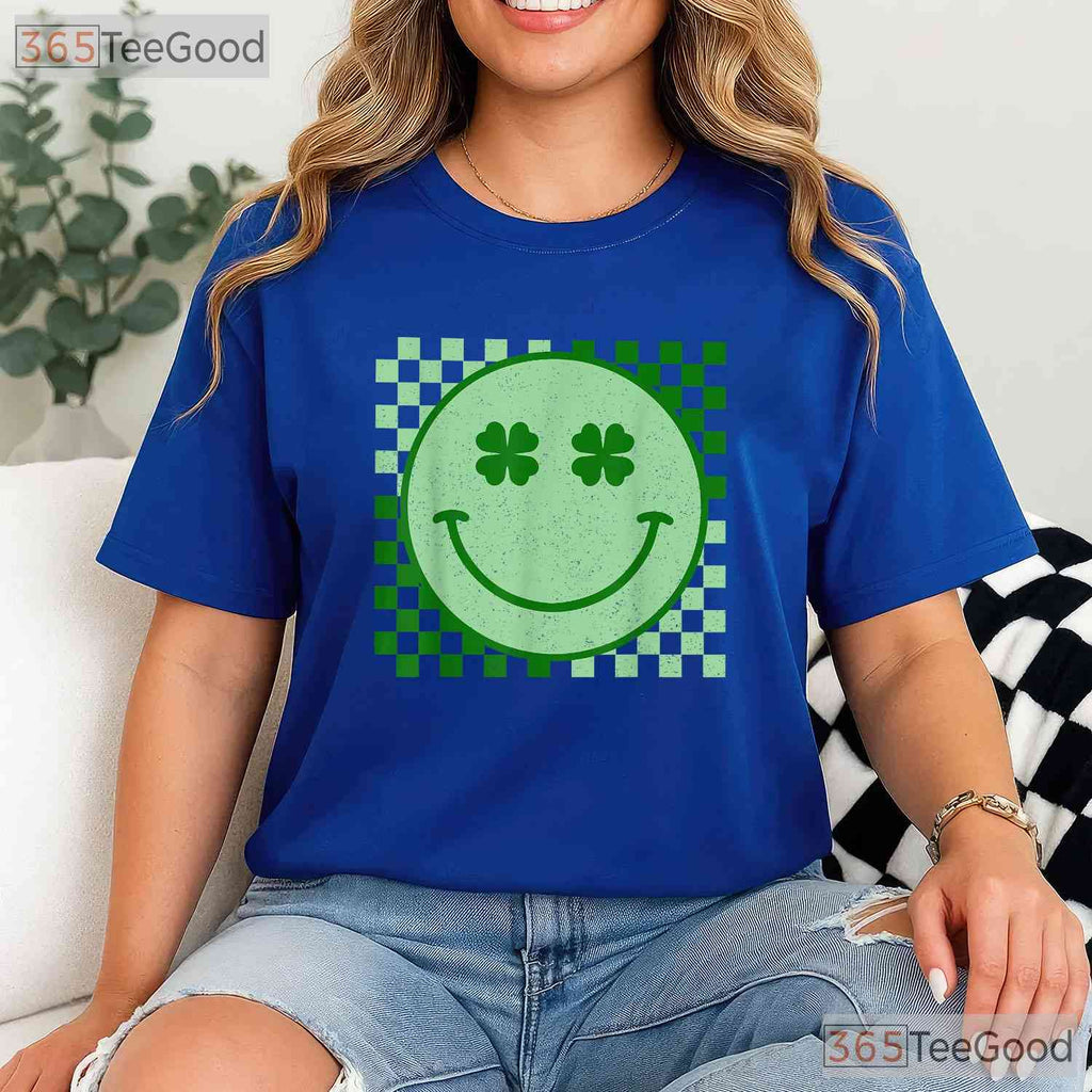 Retro Groovy Smiley Face St Patricks Day T-Shirt Hippie Shamrock Happy Tee