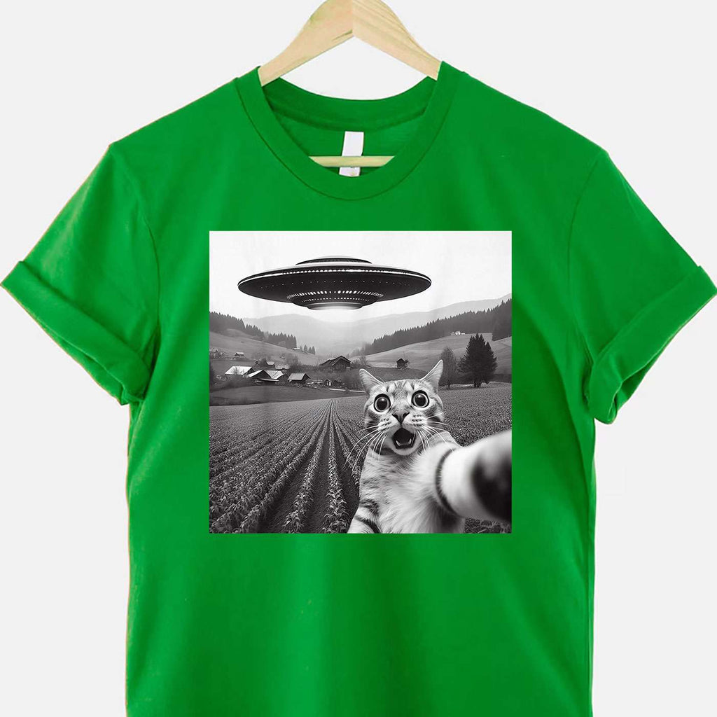 Funny Cat Selfie Tee with Alien UFO Graphic T-Shirt for Adults Men Women Unisex Cat Lover Gift