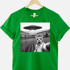 Funny Cat Selfie Tee with Alien UFO Graphic T-Shirt for Adults Men Women Unisex Cat Lover Gift