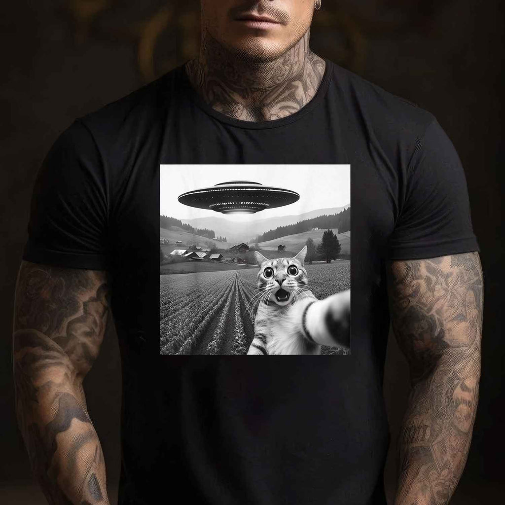 Funny Cat Selfie Tee with Alien UFO Graphic T-Shirt for Adults Men Women Unisex Cat Lover Gift