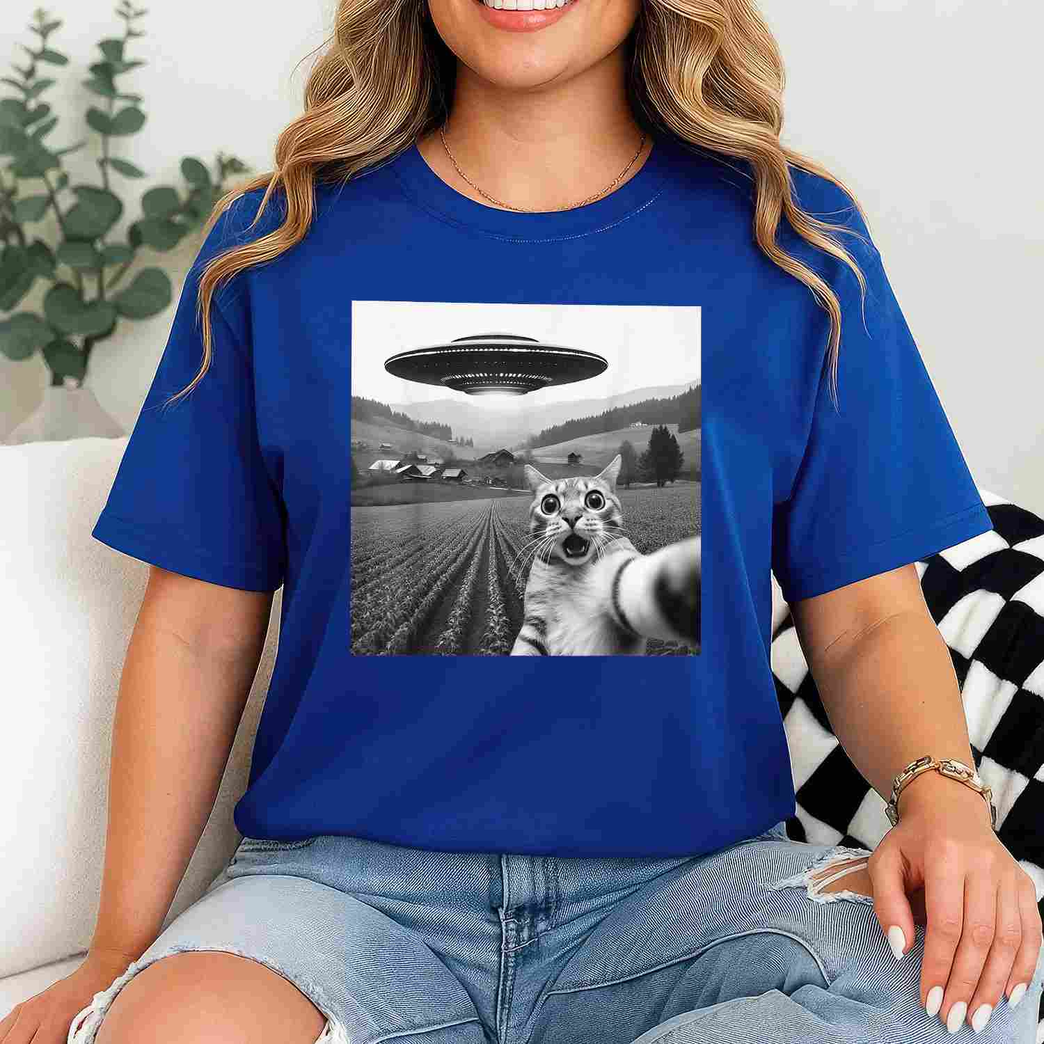 Funny Cat Selfie Tee with Alien UFO Graphic T-Shirt for Adults Men Women Unisex Cat Lover Gift