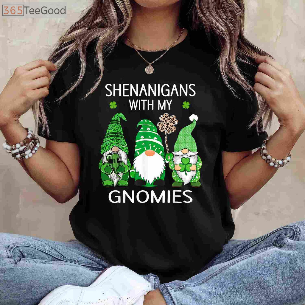 St Patrick’s Day Lucky Shamrock Leopard Gnome T-Shirt for Irish Women